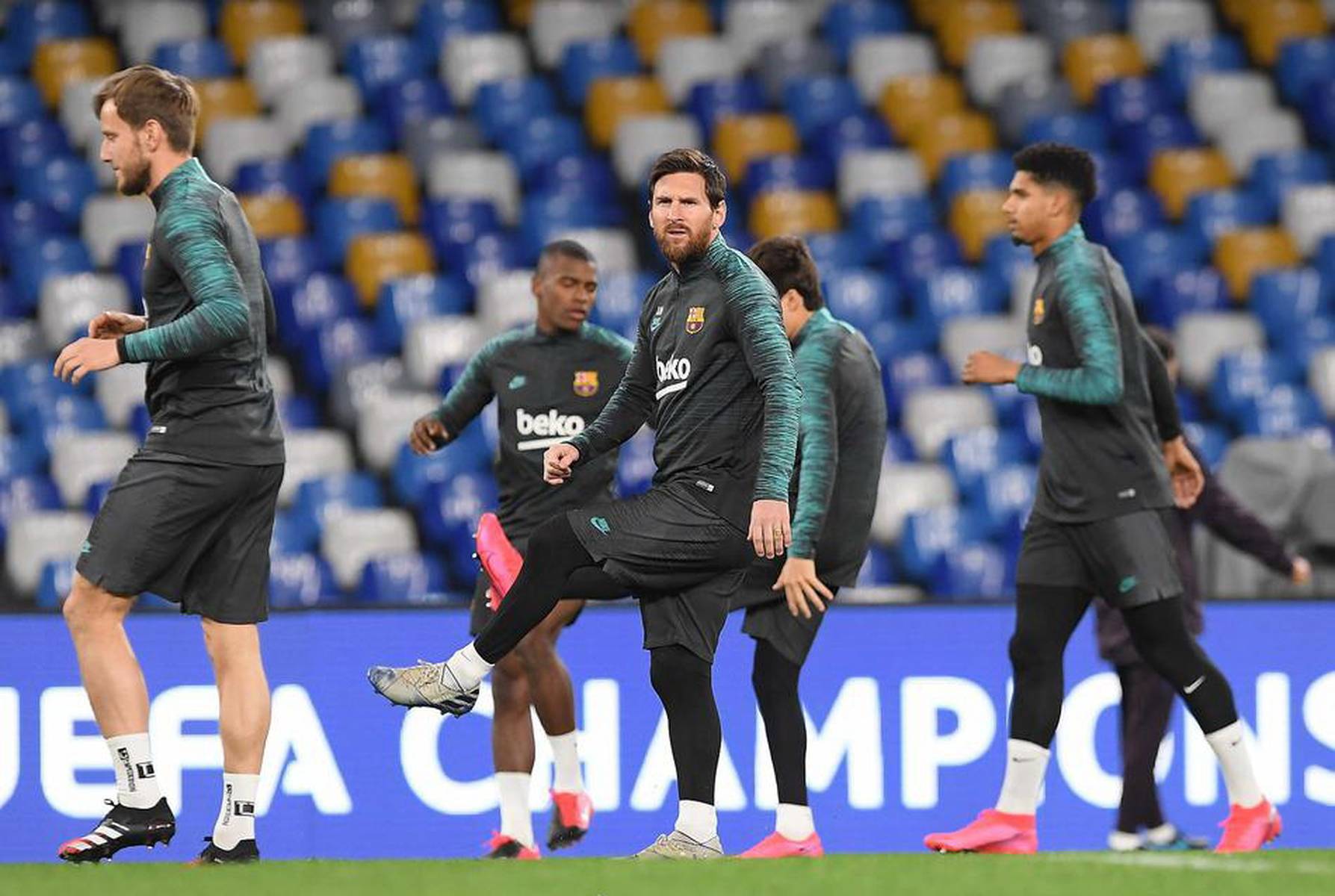 巴萨轻取那不勒斯，萨内扛起全队