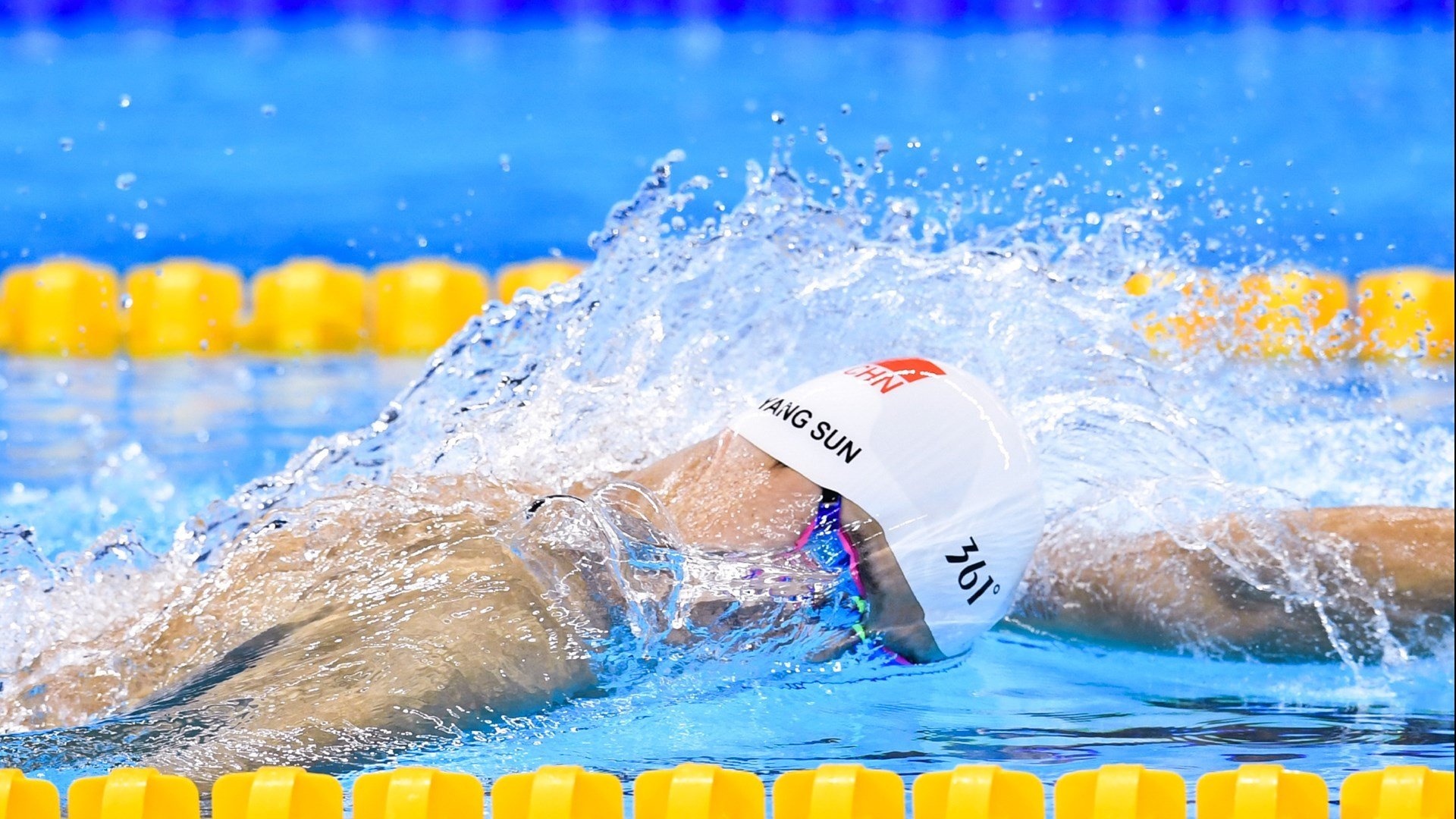 当足球铁蹄踏过雨林,F1赛道惊现格子幻影