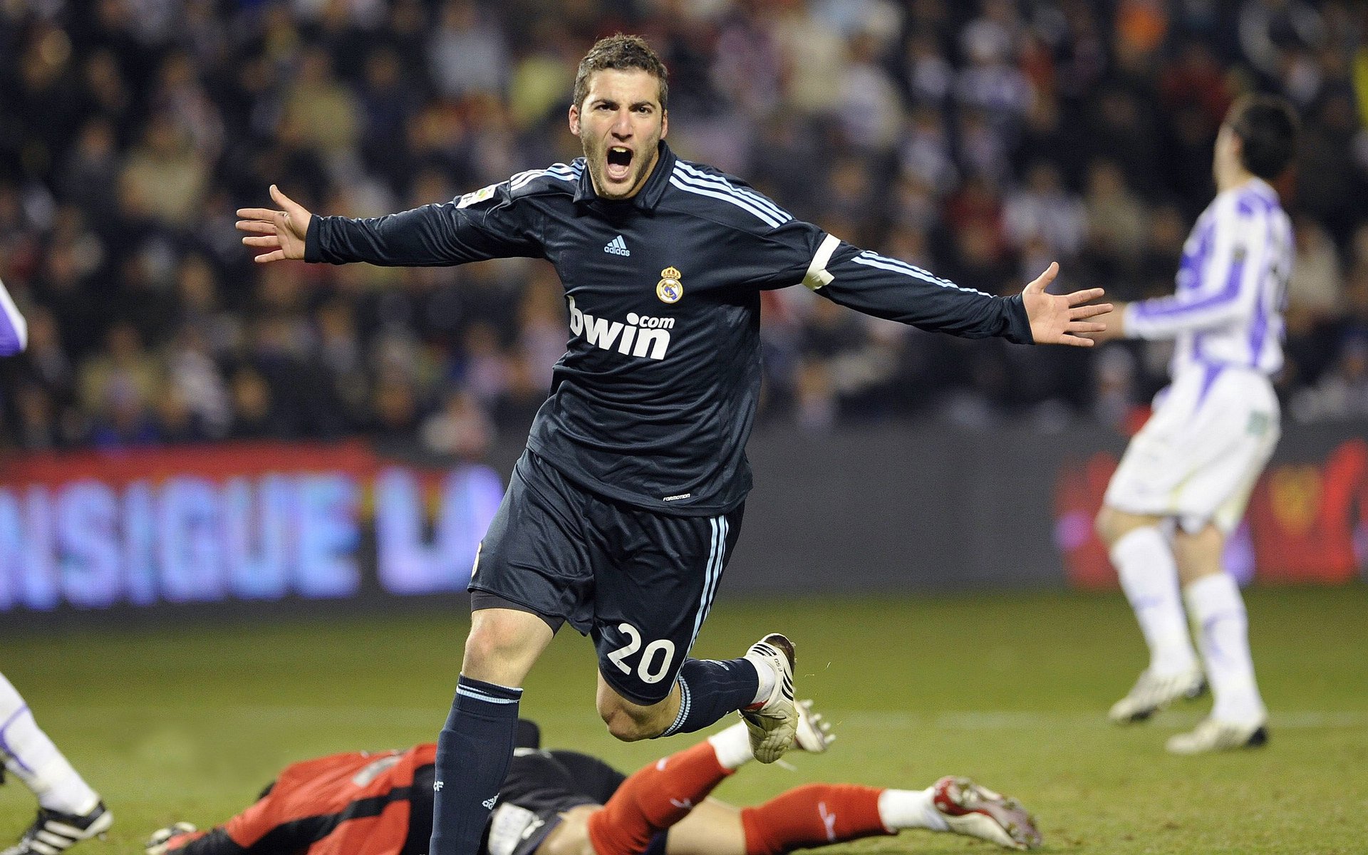 德甲争冠战焦点战，切尔西强势拿下南非，足球全球化下的资本与人才新博弈